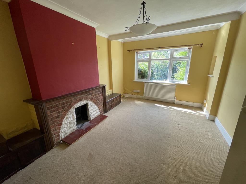 Lot: 103 - THREE-BEDROOM SEMI-DETACHED HOUSE FOR IMPROVEMENT - inside image of bedroom 1